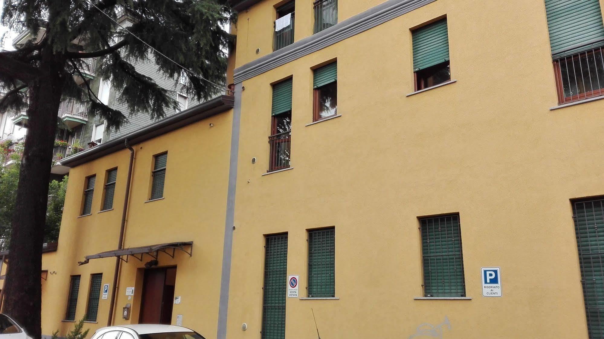 Residence Il Pino Saronno Exteriör bild